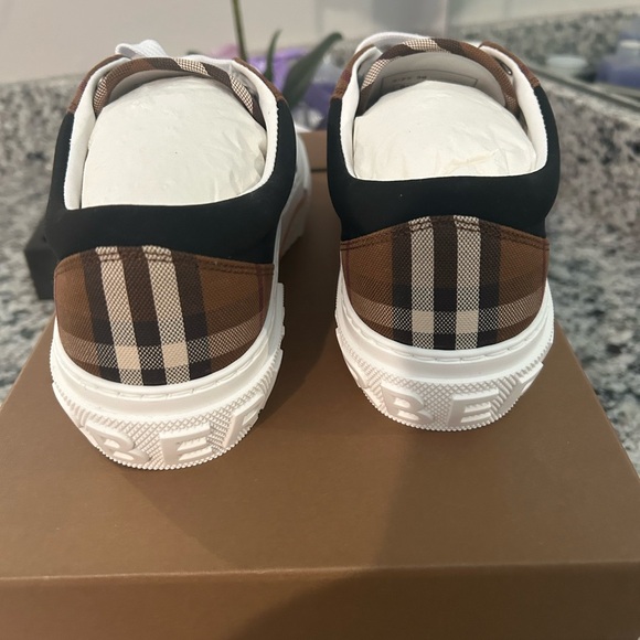 Burberry
Kai Check Low-Top Sneakers (39/9) - Picture 3 of 13